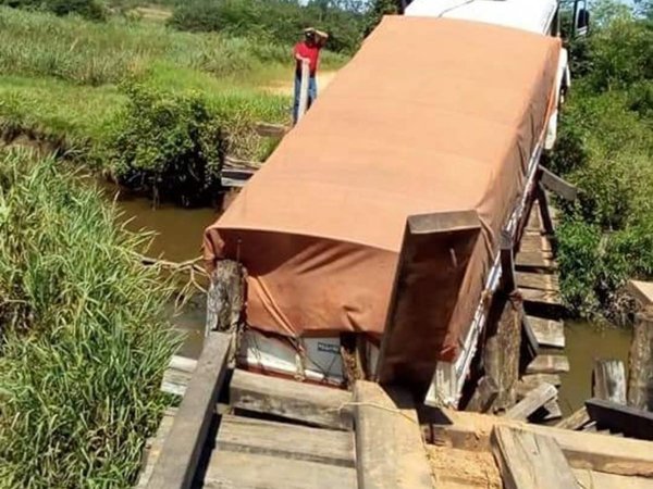 Puente se desmoronó por un camión estatal