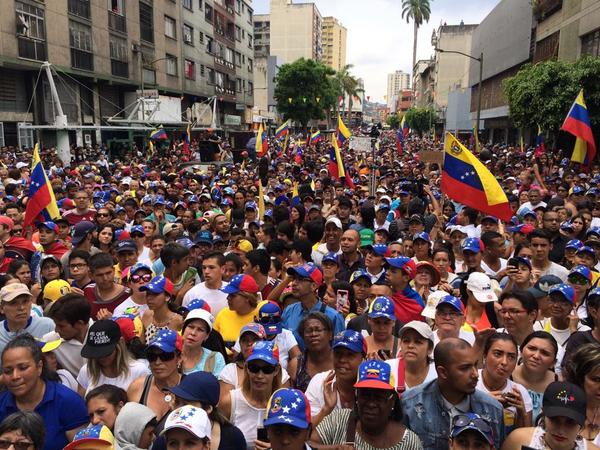 Miles de venezolanos protestan en las calles ante la falta de luz - ADN Paraguayo