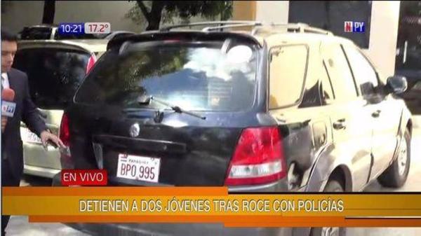 Detienen a jóvenes tras fuerte roce con vehículo policial | Paraguay en Noticias