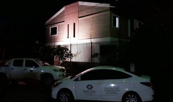 Fiscalía allana díºplex utilizado como prostíbulo y dos personas son detenidas | Paraguay en Noticias