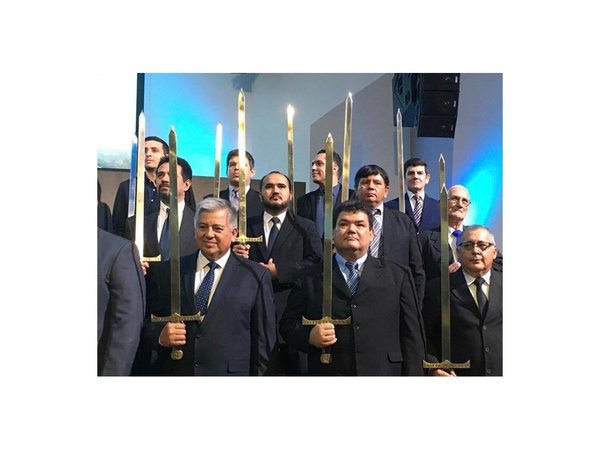 VIDEO: "Hombría al máximo" entregó espadas a 34 egresados