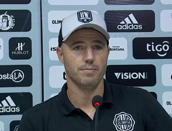 Andrés San Martín aplaude la reacción del equipo ante San Lorenzo