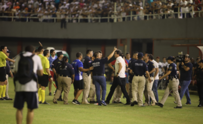 HOY / La goleada no impide quejas sobre el arbitraje
