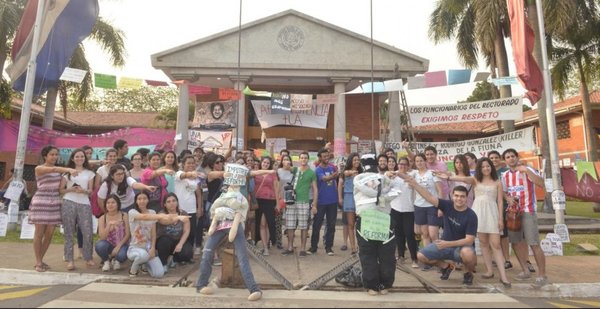 El #UNAnotecalles no culminó su tarea de limpieza en la universidad - Edicion Impresa - ABC Color
