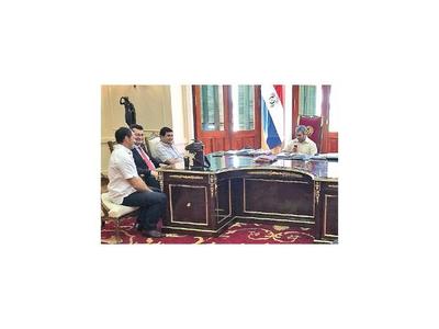 Marito dio estirón de orejas  y medió en pelea de aliados