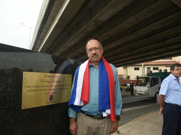 Placa oficial en memoria de Rodrigo Quinta se instala en el superviaducto