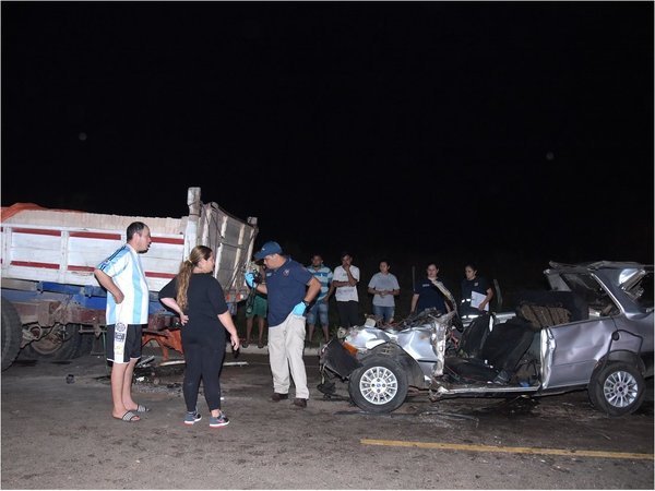 Camión estacionado sin señalización causa accidente fatal en Luque | Paraguay en Noticias