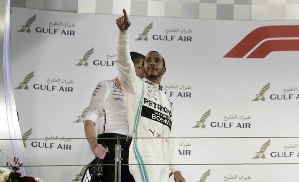 HOY / Hamilton encabeza otro 'doblete' de Mercedes en Baréin y Bottas sigue líder