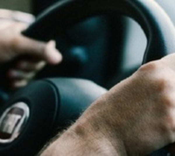 Arrolló a su pequeña hija cuando intentaba sacar el auto - Paraguay.com