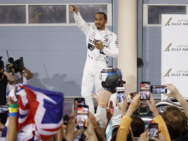 Hamilton lidera otro doblete de Mercedes