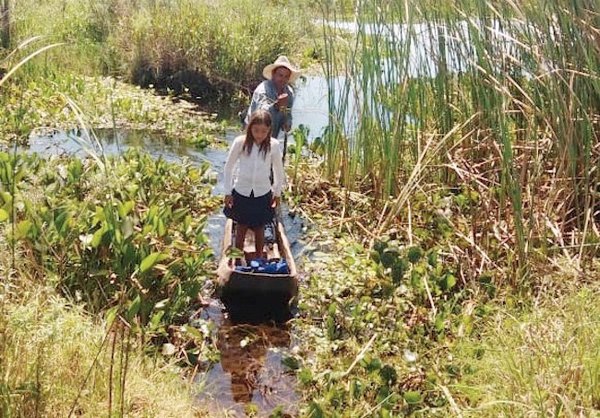 NAVEGA 6 KILÓMETROS. Con su balsa, esta pequeña va ¡para estudiar!