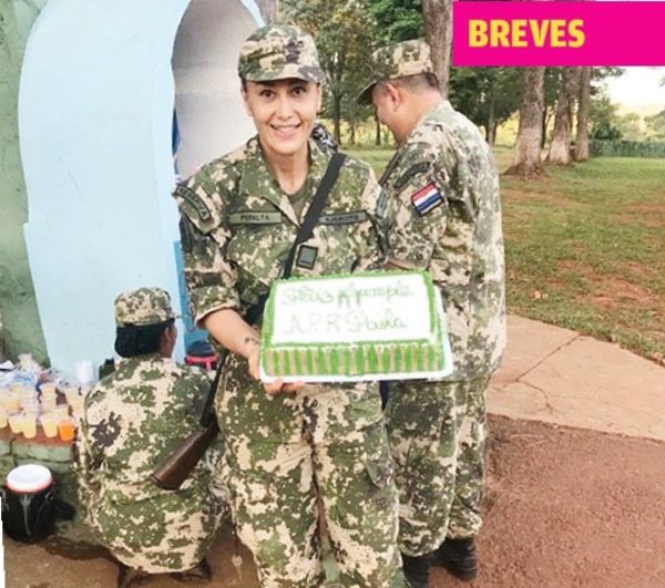 Paola Peralta, de cumpleaños al estilo militar