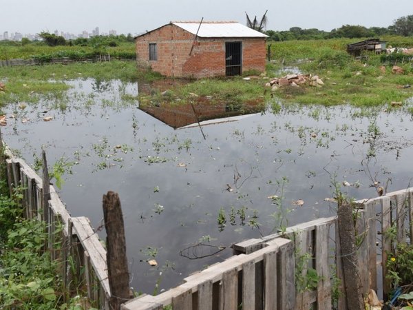 Río llega a nivel crítico en capital y son 2.000 familias las afectadas