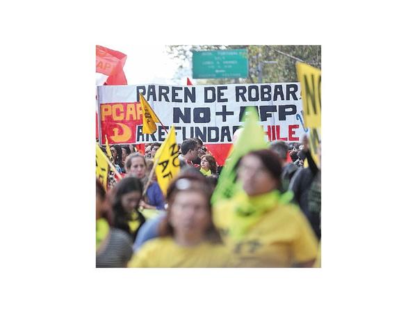 Miles de chilenos salen a las calles contra las pensiones