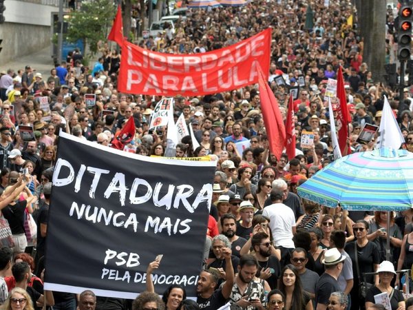 Protestan en ciudades del Brasil en aniversario del golpe militar del 64
