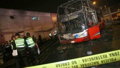 Al menos dieciséis muertos y siete heridos al incendiarse un autobús en Lima | .::Agencia IP::.