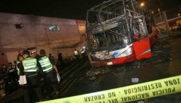 Al menos dieciséis muertos y siete heridos al incendiarse un autobús en Lima | .::Agencia IP::.