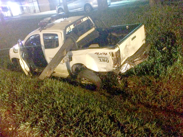 Brasileño borracho destruye patrullera al chocarla violentamente con su camioneta