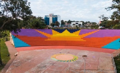 Jóvenes pintan anfiteatro del Lago de la República