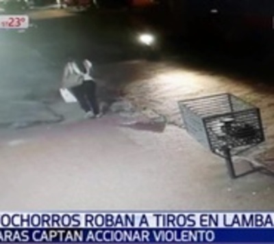 Motochorros intimidan a tiros a joven para que entregue su celular - Paraguay.com