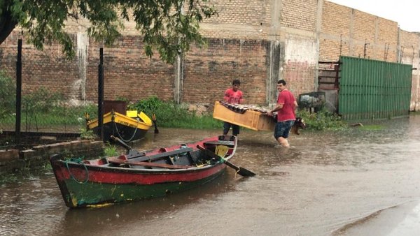 Con canoas intentan rescatar sus muebles | Paraguay en Noticias