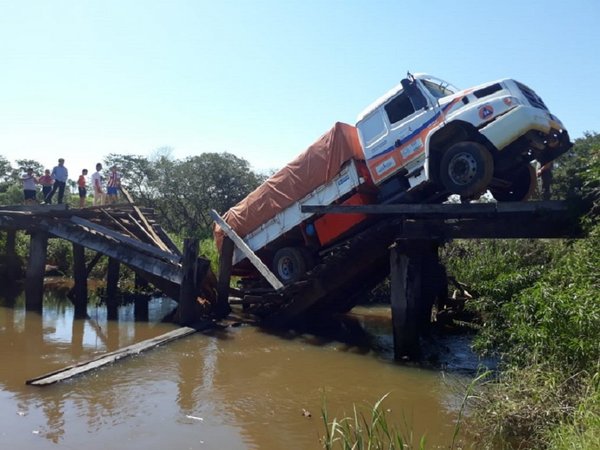 Desplome de puente afecta a cinco comunidades en Canindeyú | Paraguay en Noticias