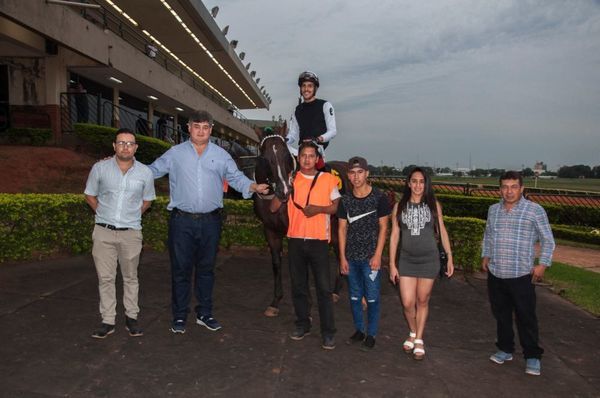 El Enemigo fue protagonista y ganó la principal del turf