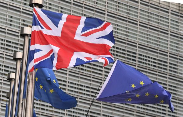 Diputados británicos buscan una alternativa viable al Brexit de May