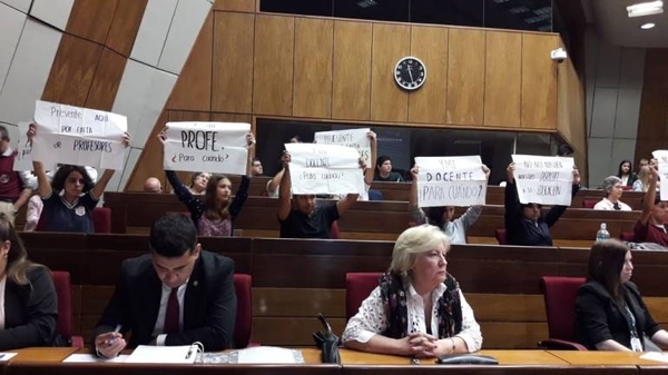 HOY / Estudiantes protestan durante discurso de Petta: ¿Se viene otra masiva toma de colegios?