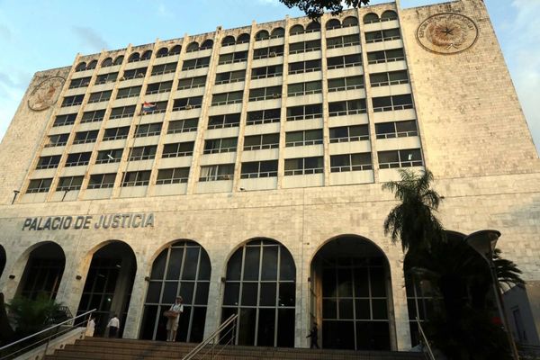 Ministro Torres Kirmser deja despacho al día