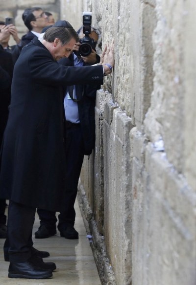 Jair Bolsonaro visita el Muro de los Lamentos con Netanyahu y rompe una larga tradición diplomática | .::Agencia IP::.
