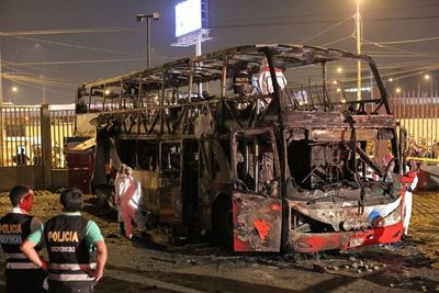 Incendio de bus en terminal de Lima dejó 17 muertos