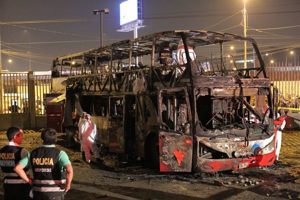 Incendio de bus en terminal de Lima dejó 17 muertos