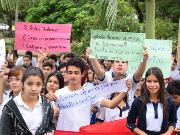 Estudiantes de Villarrica exigen construcción de aulas