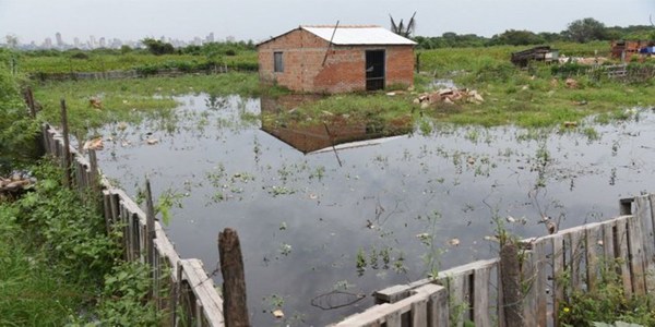 RÍO LLEGA A NIVEL CRÍTICO EN CAPITAL Y SON 2.000 FAMILIAS LAS AFECTADAS