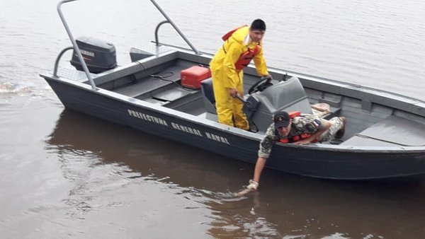 Marinos retiran peces muertos en San Antonio | Paraguay en Noticias