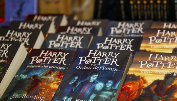 Sacerdotes católicos polacos queman libros de Harry Potter » Ñanduti