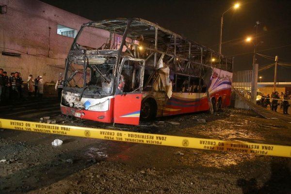 Incendio de bus deja 17 muertos en Perú | Paraguay en Noticias