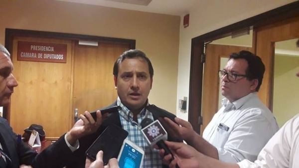 Cuevas hará lobby para que no le retiren la confianza
| Paraguay en Noticias