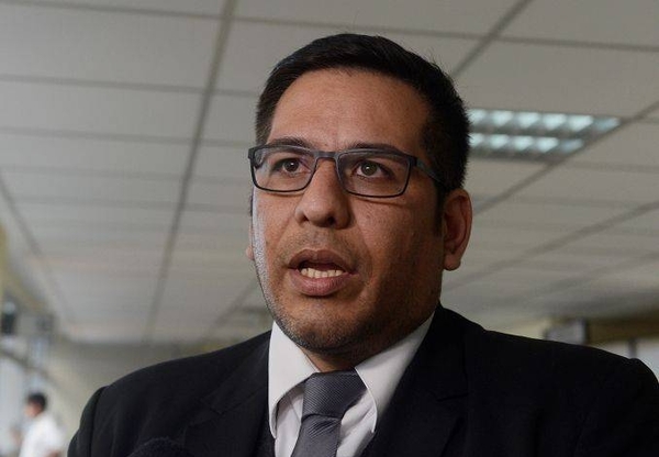 HOY / 'Prócer de la patria' que ofrece pelea a periodista (posando semidesnudo) ¿A juicio político?