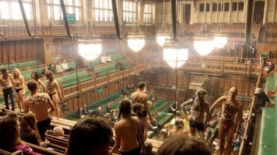 Activistas climáticos se desnudan durante el debate del “brexit” | Paraguay en Noticias 