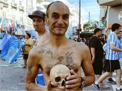 Llevó el cráneo de su abuelo a los festejos por el título