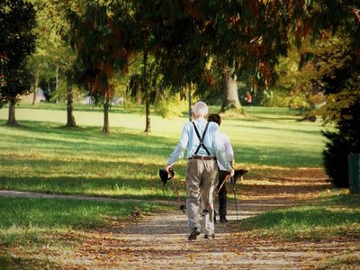 1 hora de caminata semanal reduce riesgo de discapacidad motriz