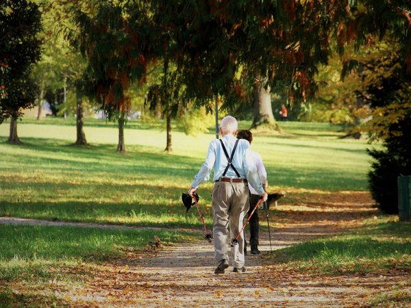 1 hora de caminata semanal reduce riesgo de discapacidad motriz