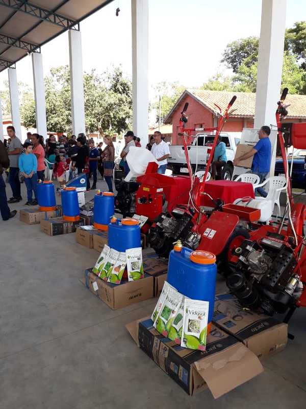 Productores reciben implementos agrícolas en Amambay - ADN Paraguayo