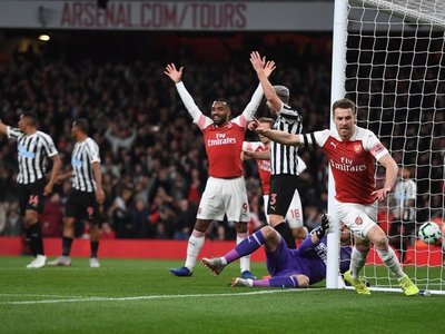 Arsenal vence al Newcastle de Almirón y asalta el tercer puesto