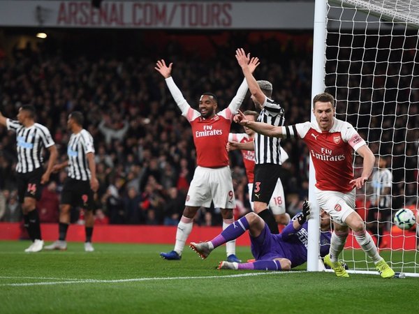 Arsenal vence al Newcastle de Almirón y asalta el tercer puesto
