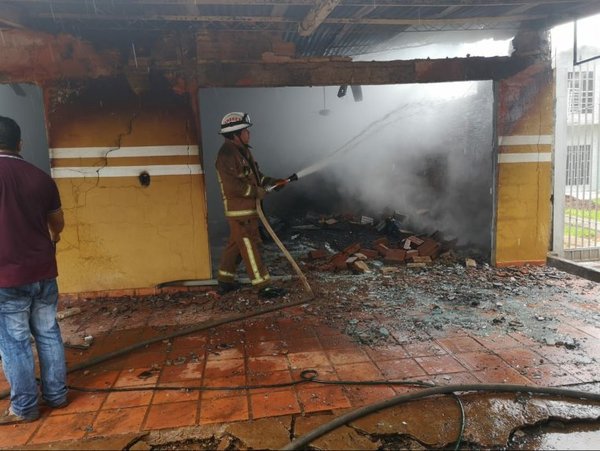 Incendio consume local comercial en Arroyito | Paraguay en Noticias