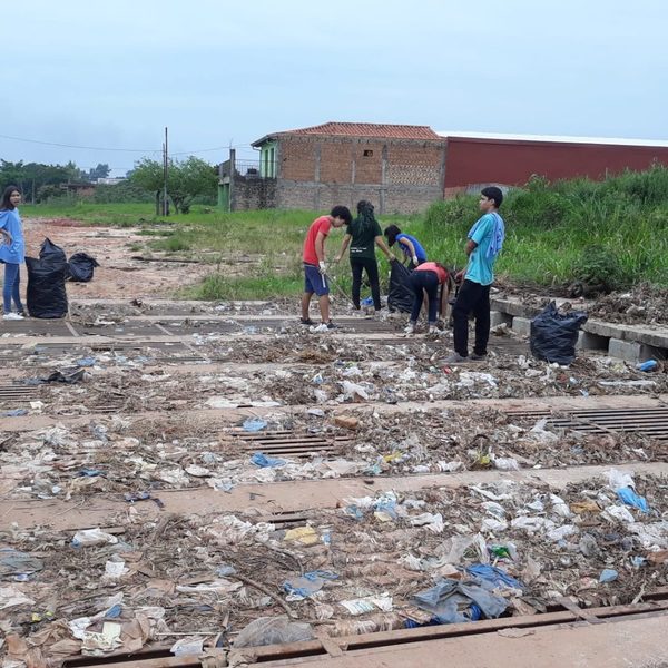 Jóvenes salieron a limpiar rejilla que es causante de inundación | San Lorenzo Py