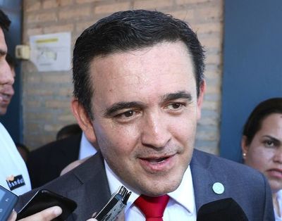 Estudiantes tratan de “prepotente” a ministro de Educación ante crisis